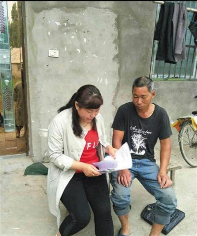 外国女游客在凤凰古城勇救落水男孩