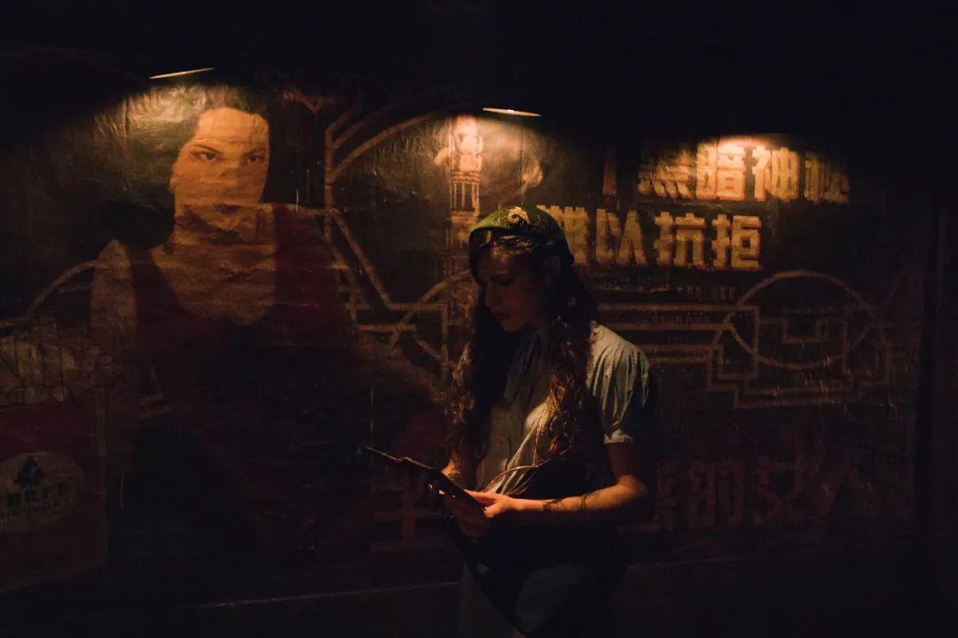 高速戴恐怖面具吓人?系外籍老师